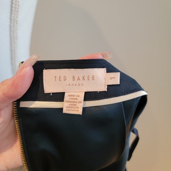 ❤️TED BAKER NAVY BLUE FLORAL SHORT - Picture 8 of 9